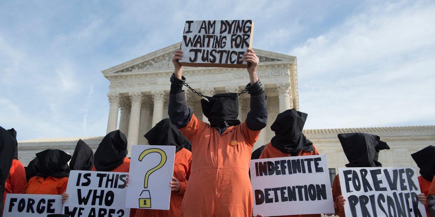 Aktivister protesterar mot USA:s fångläger i Guantánamo Bay i Kuba. Protesten hölls vid Högsta domstolen i Washington DC 2017.