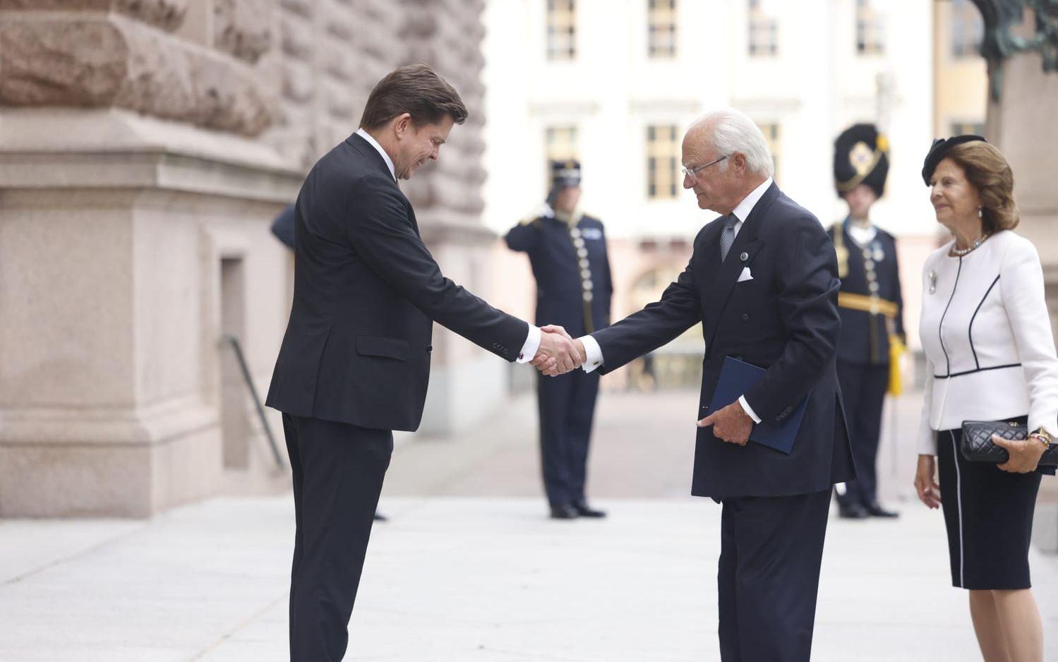 Kung Carl XVI Gustaf hälsar på talmannen Anders Norlén.