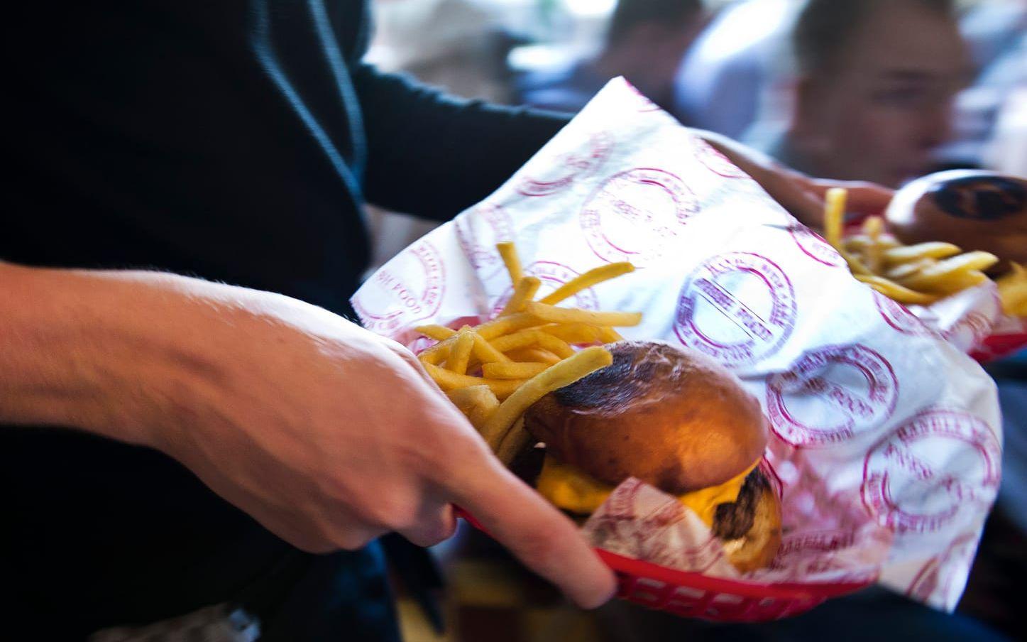 Folk köade till Flippin' Burgers på Kungsholmen när man öppnade. Nu är företaget i rekonstruktion.