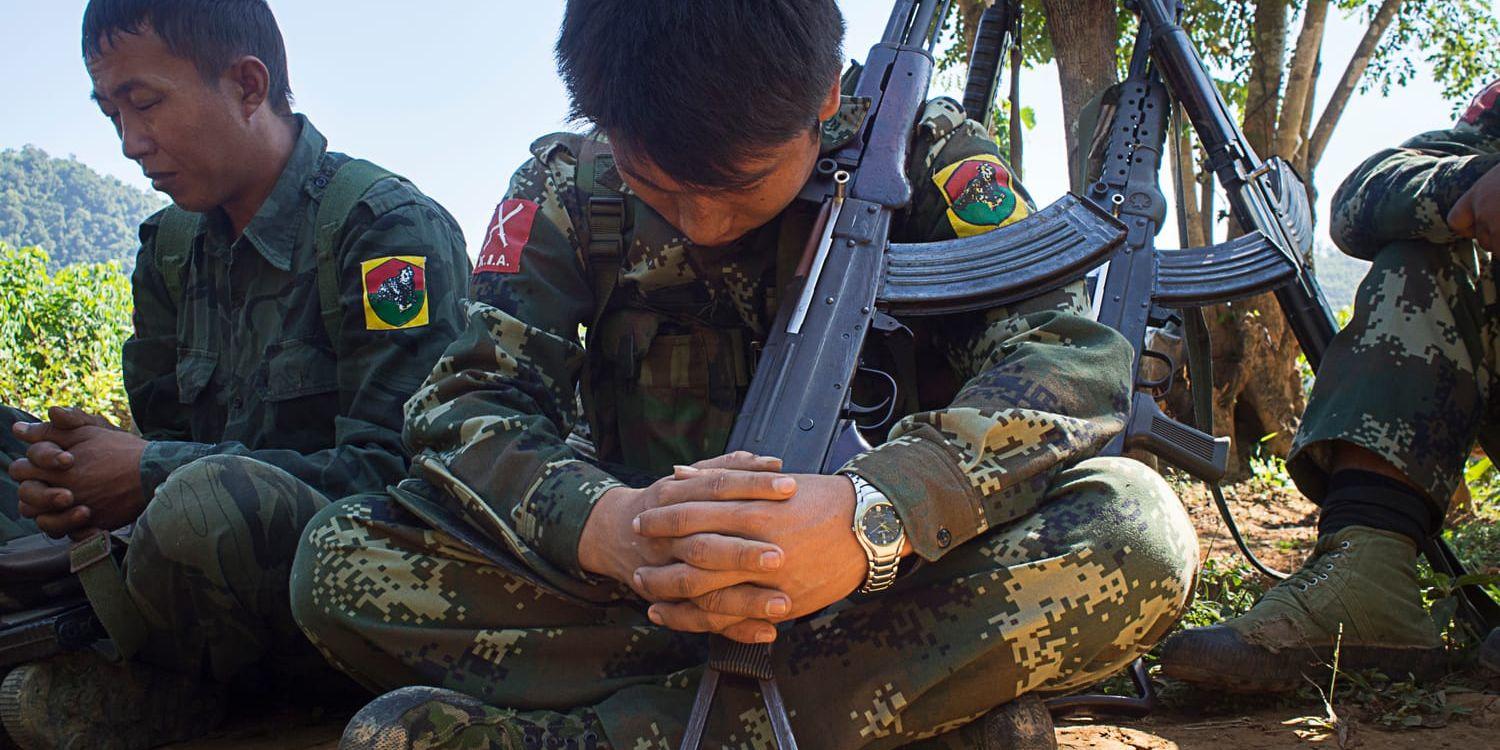 Soldater ur Kachinfolkets självständighetsarmé försjunkna i bön. Kachinfolket är en kristen folkgrupp i norra Myanmar.