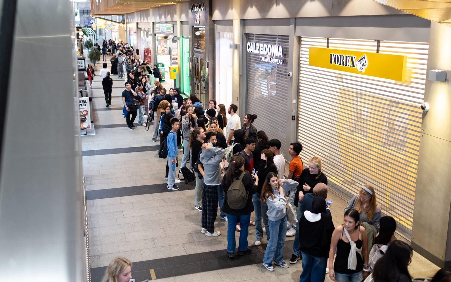 Butiken ligger i Femmanhuset, nära entrén mot Centralstationen. 