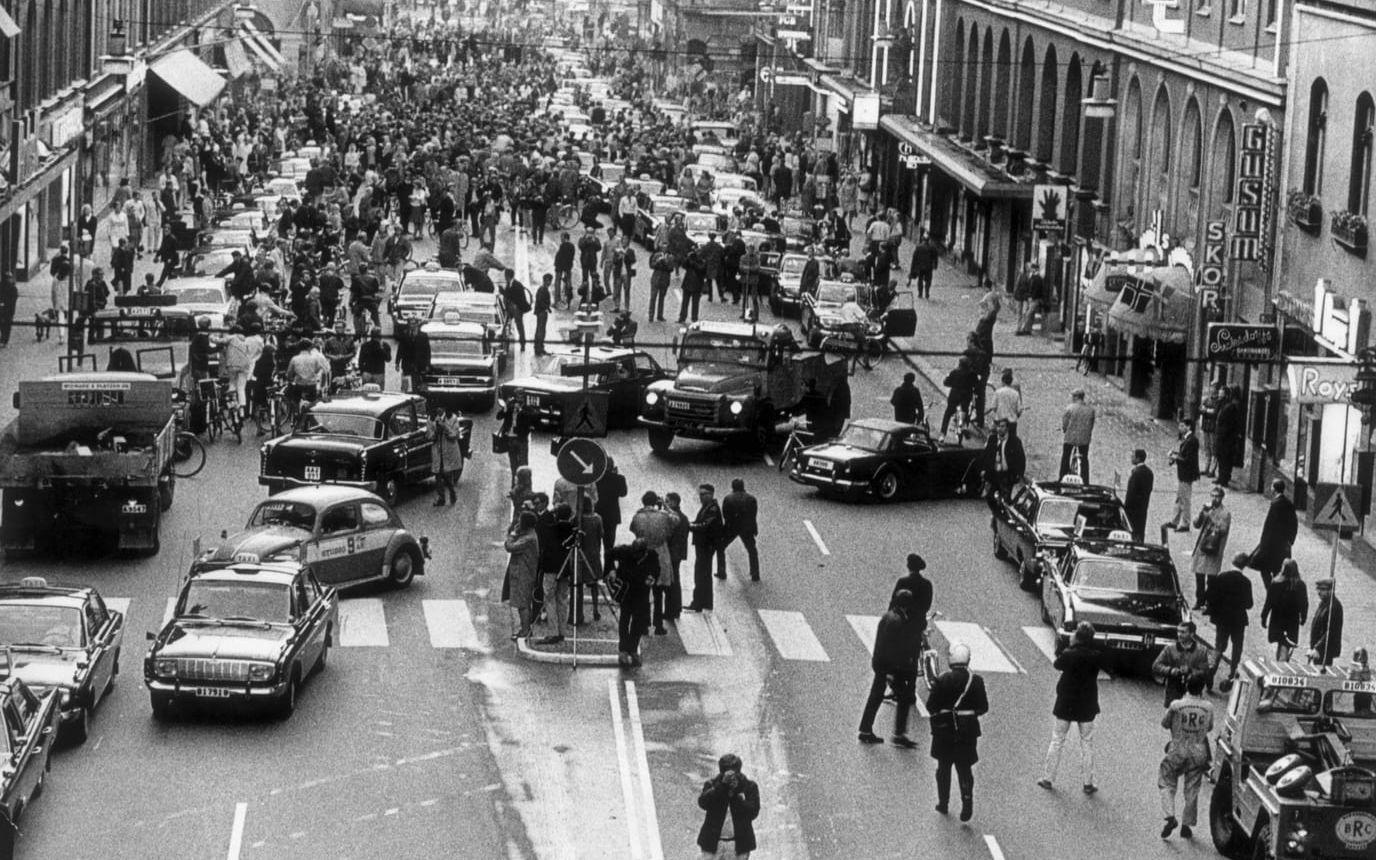 Sverige går över från vänster- till högertrafik. Bilden är tagen på Kungsgatan i Stockholm i det ögonblick som trafikanterna försiktigt fick byta sida, klockan fem på morgonen den 3 september 1967. Arkivbild: TT