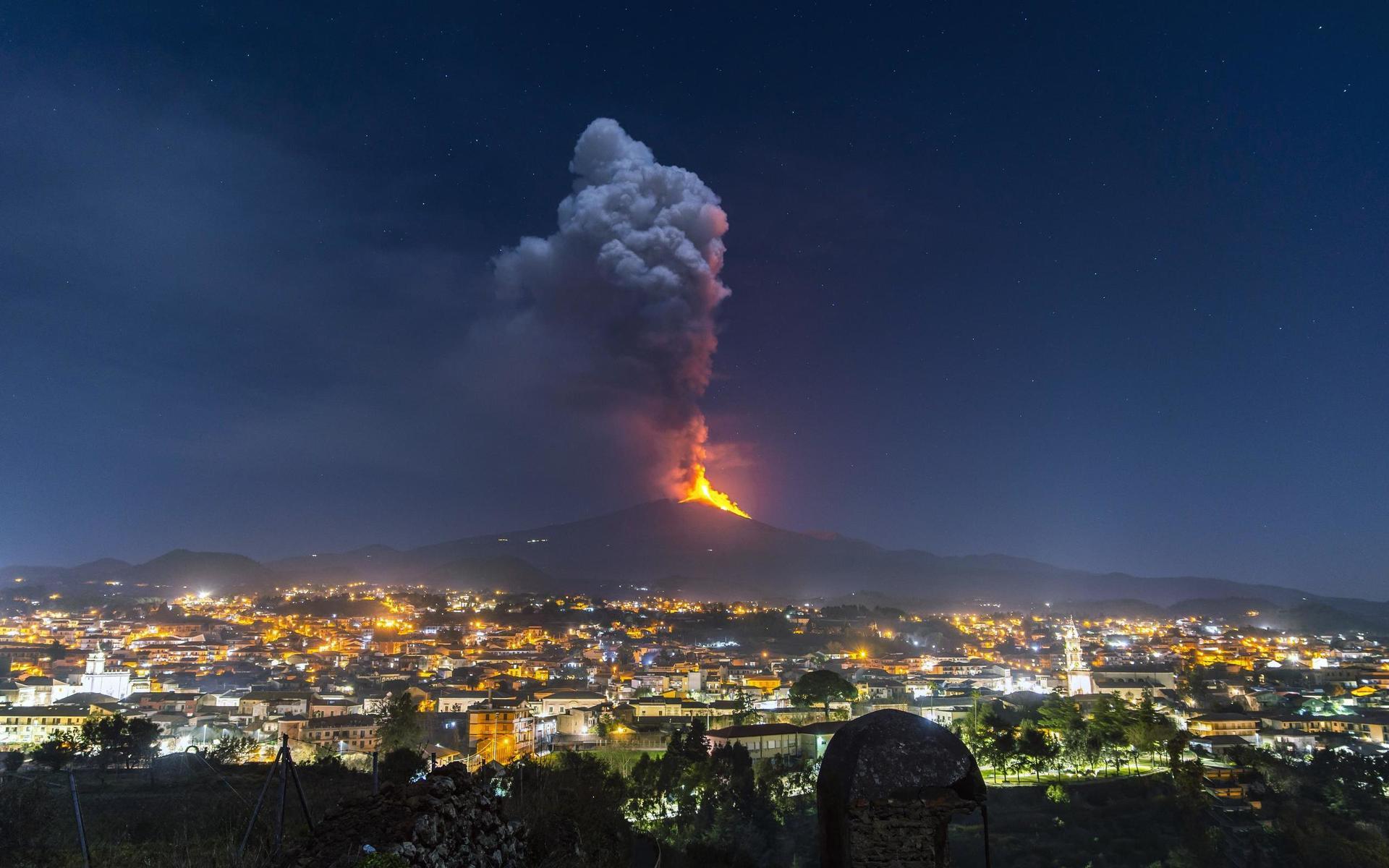 Etna är en av Europas mest aktiva vulkaner och har sedan det pågående utbrottet startade den 16 februari i år <a href="https://www.gp.se/nyheter/v%C3%A4rlden/vulkanen-etna-i-nya-spektakul%C3%A4ra-utbrott-1.42057668" id="link-e5798fb475f4497835dba73843e624a3">spytt ur sig lava och aska i flera omgångar.</a> 