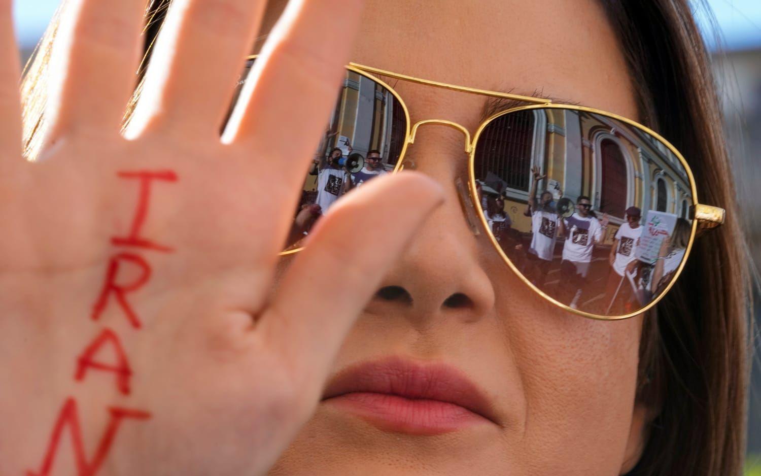 Den senaste månaden har protester mot den iranska regimen ägt rum både i landet och över hela världen. Här en bild från en protest i Santiago i Chile.