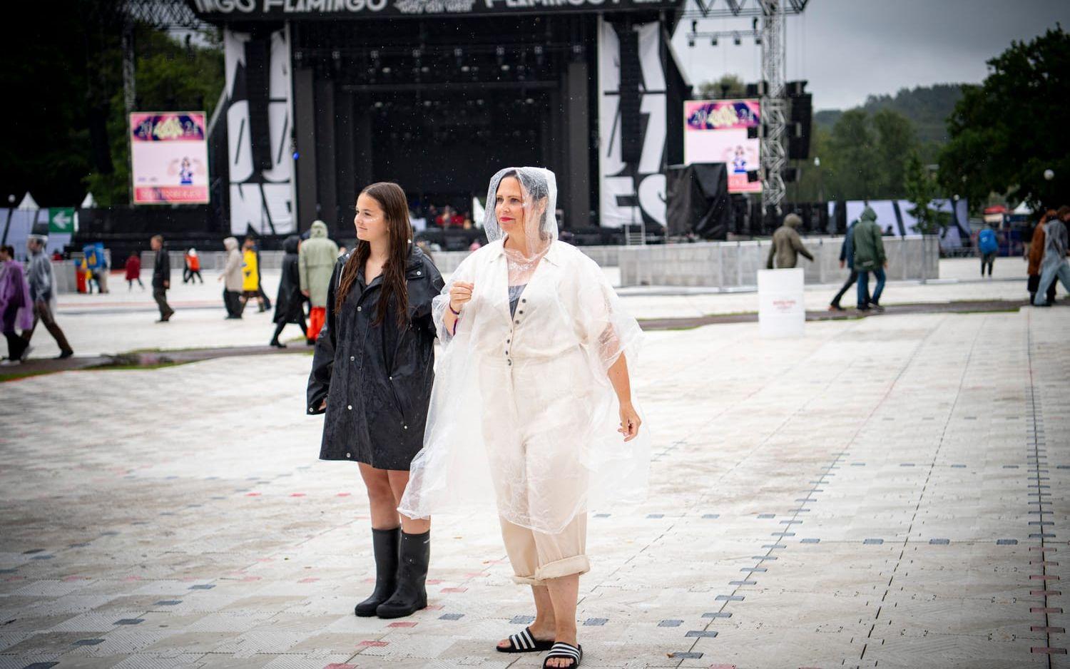 Greta och Johanna har valt olika strategier i vädret – stövlar vs badtofflor.