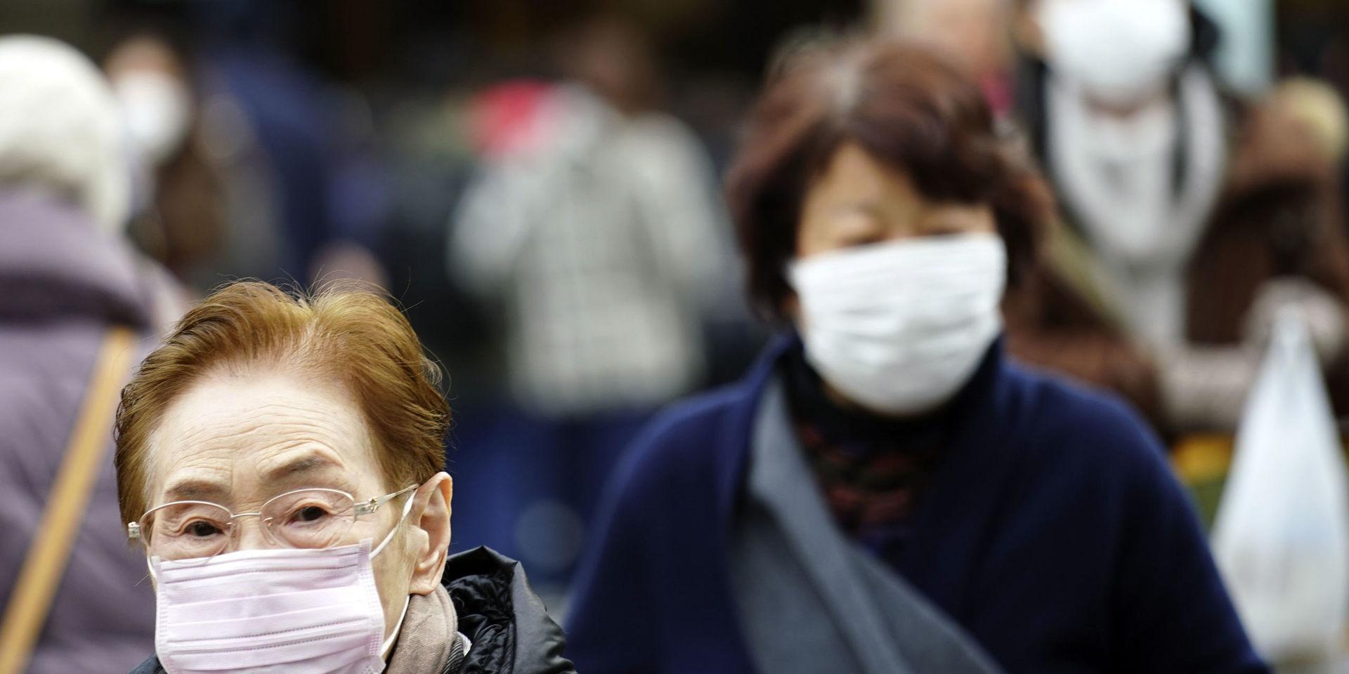 Gående bär skyddsmasker i Tokyo den 16 januari. En person i Japan har diagnosticerats med det mysiska lungviruset efter att ha besökt staden Wuhan i Kina. 