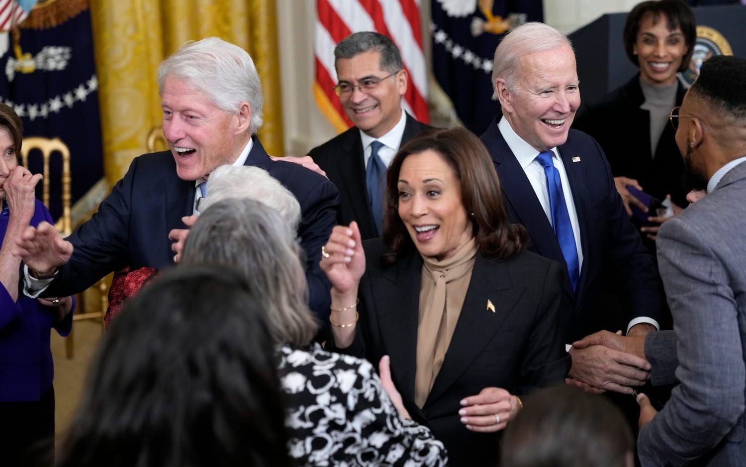 Expresidenten Bill Clinton, vicepresidenten Kamala Harris och presidenten Joe Biden tillsammans vid en tillställning i Vita huset i februari 2023.