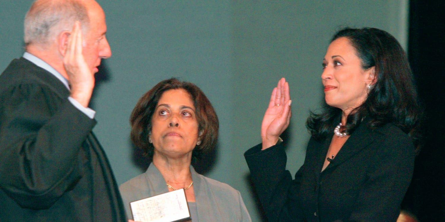 Kamala Harris svärs 2004 in som San Franciscos nya distriktsåklagare. I mitten är det Harris mamma Shyamala Gopalan som håller en kopia av ”Bill of rights”, rättighetsförklaringen.