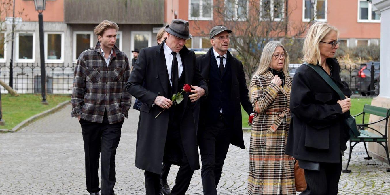 Mikael Persbrandt och Stefan Larsson på väg in i Katarina kyrka.