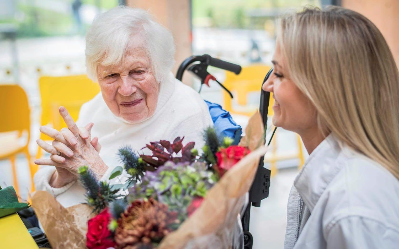 Efter rundvisningen får Ruth Arkby blommor av insamlingsstiftelsens Lisa Tisell.