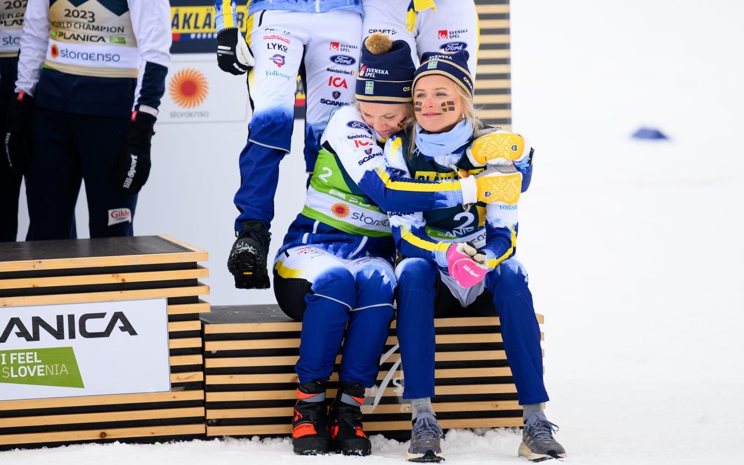 Efter loppet skyllde både Emma Ribom och Frida Karlsson på skidorna. 