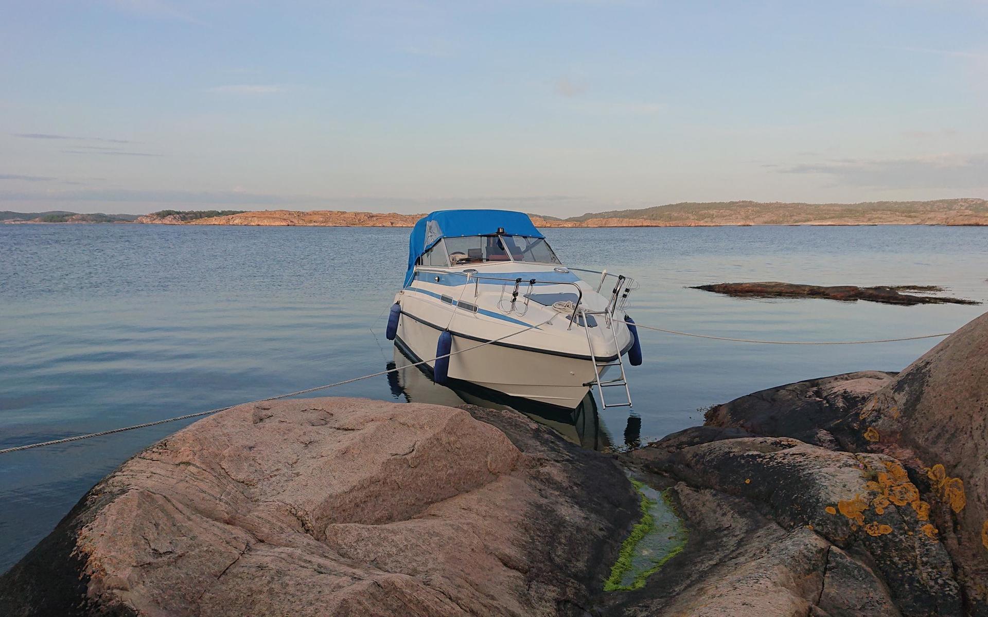 Karin skriver: Rocco 24, den gamla snabba från-87, åter till sina hemmavatten.Bor sedan många år i Stockholm men har en stark anknytning till Västsverige bl a genom ett sommarställe i Floda, Lerum. Under åren har önskan om en båt att utforska Bohuskusten med vuxit sig stark. När så den perfekta båten dök upp, visade det sig att den fanns på Värmdö, en Rocco 24, 2,5 ton, Weekender med 4 -5 kojplatser, kök och toalett, maxhastighet 38 kn. Att den hade sitt ursprung på ett västkustvarv gjorde saken än mer självklar. Vi måste helt enkelt återföra den till sitt ursprung! Sagt och gjort, förra våren transporterade vi båten de 50 milen till den nya hemmahamnen utanför Uddevalla. Vi riktigt kände hur det &quot;sprätte&quot; till i båten av lycka när den äntligen åter fick möta de salta vågorna i Brofjorden. Ett flertal turer både norr och söder i den Bohusländska skärgården har det blivit, till stor glädje för hela familjen. Vilka &quot;pärlor&quot; vi fått förmånen att upptäcka! Vackrare ställen i världen får man leta efter. Och många återstår fortfarande, som vi hoppas att vår fina trotjänare ska föra oss till. Modellen är ganska ovanlig och vi vill gärna veta mer om bakgrunden till Roccobåtarna och var på västkusten vår båt är byggd, för att kunna ta en tur förbi platsen så både vi och båten får känna historiens vingslag. Kanske någon som vet?