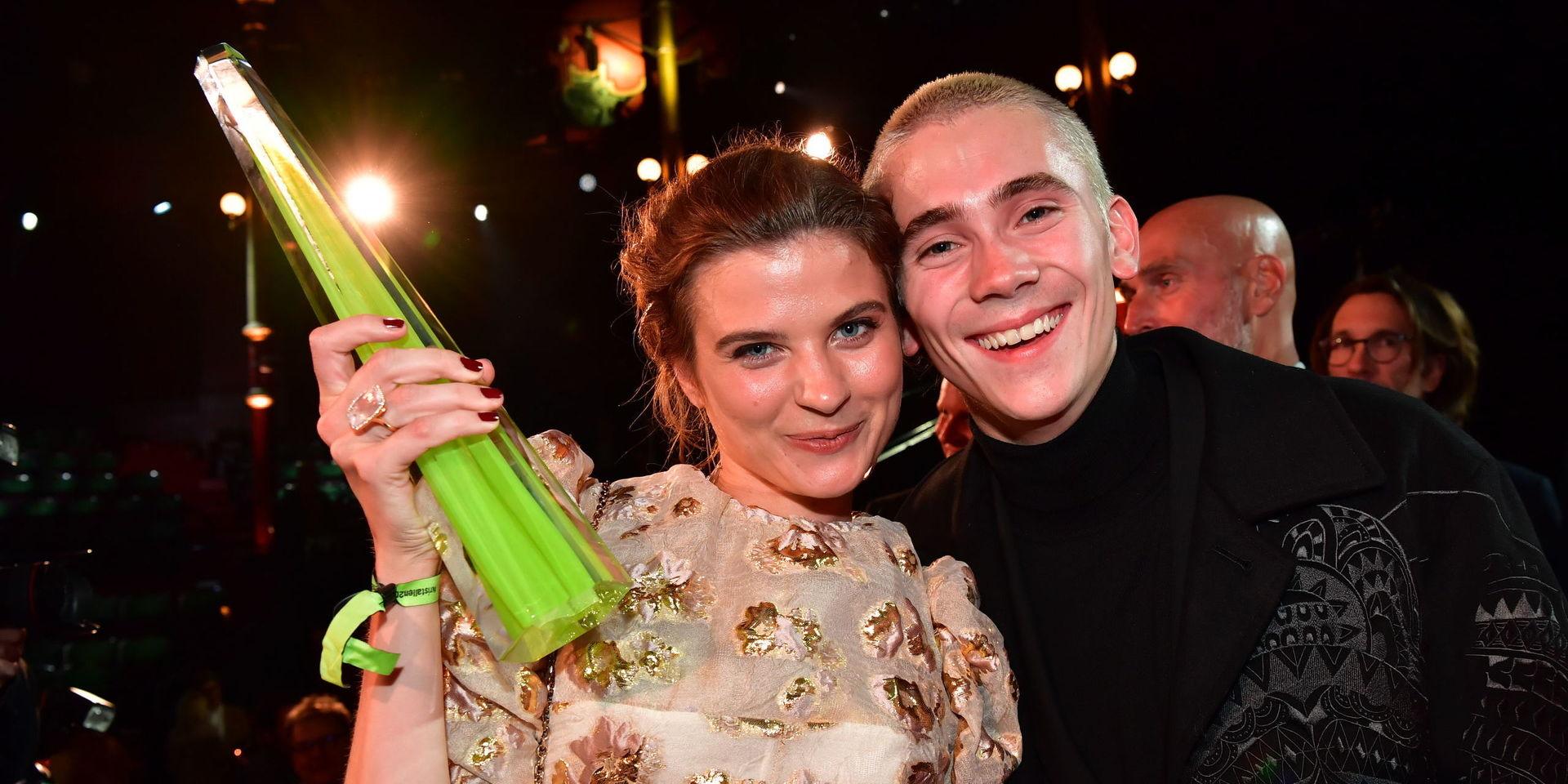 Hanna Ardéhn och Felix Sandman med priset för Årets tv-drama för &quot;Störst av allt&quot; vid årets Kristallen-gala på Cirkus i Stockholm. Hanna och Felix spelade huvudrollerna Maja respektive Sebastian.