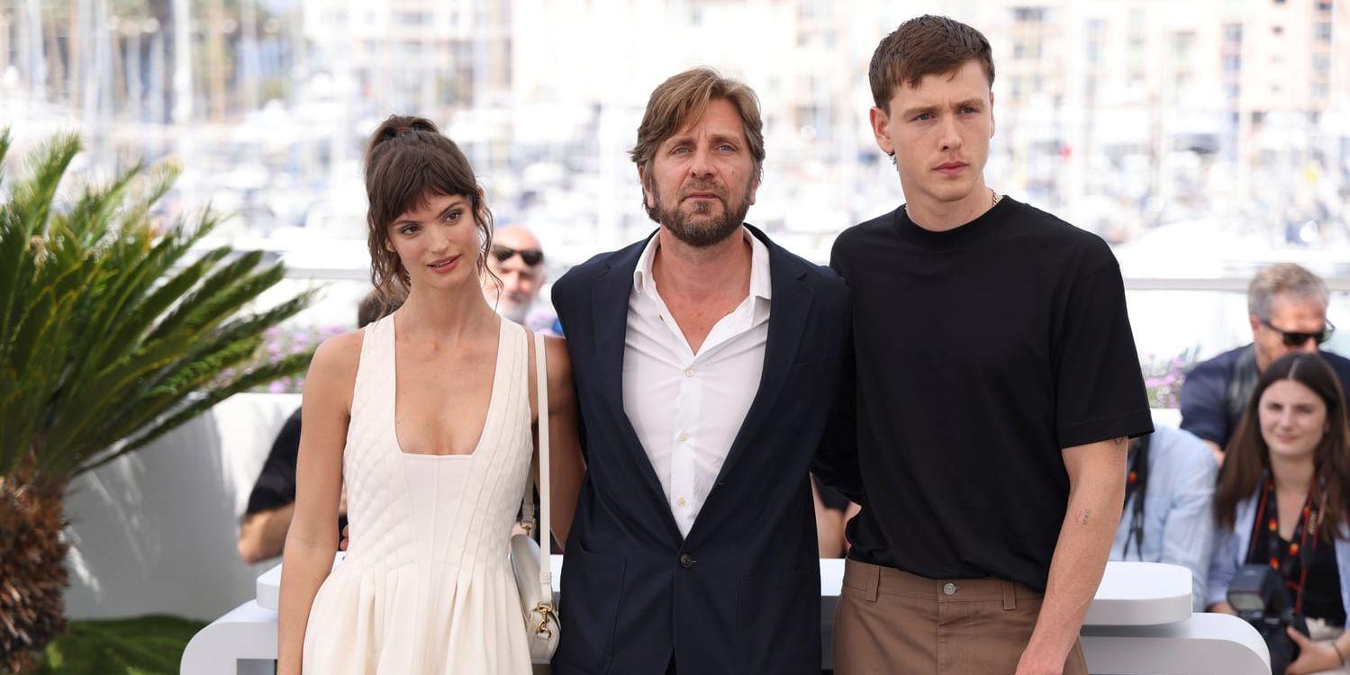 Ruben Östlund tillsammans med skådespelarna i ”Triangle of sadness”: Charlbi Dean och Harris Dickinson på premiären i Cannes. 