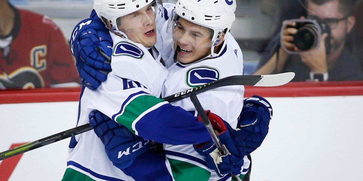 Vancouvers Elias Pettersson firar sitt mål, mot Tampa Bay, tillsammans med Nikolaj Goldobin.