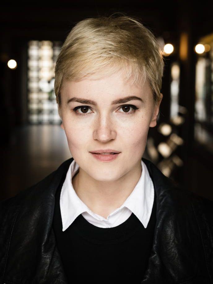 Veronica Roth föddes 1988 i en förort till Chicago.  ”Poster Girl” är Veronica Roths nya fristående roman efter ”Divergent”-serien. 