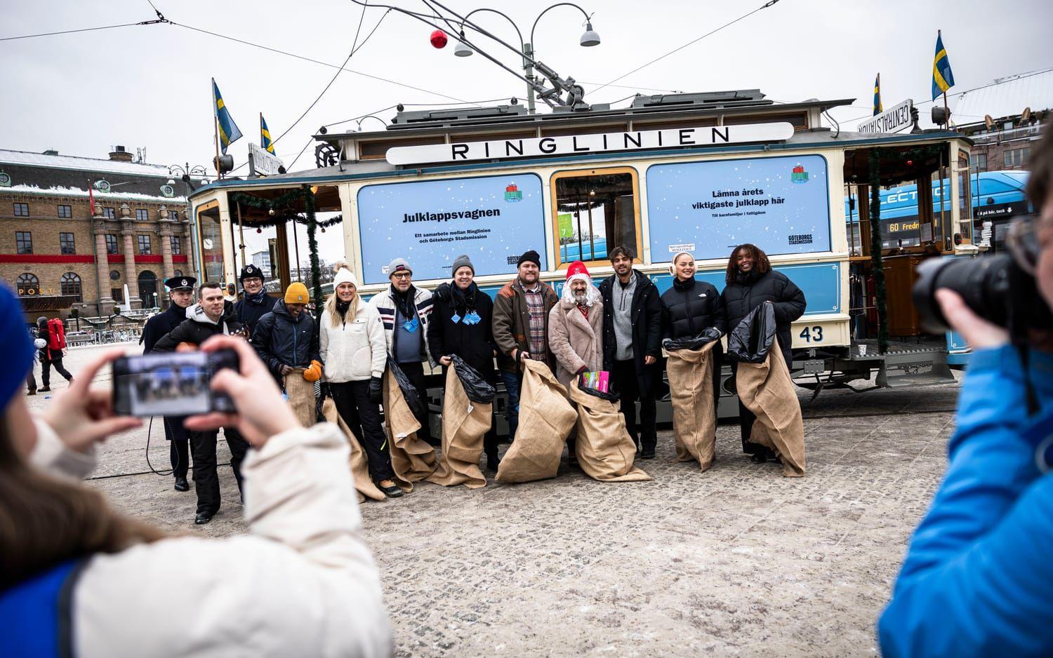 Mustafa Mohamed, Erica Johansson, Thomas Ravelli, Kalle Berg, Erik Ekstrand, Dante Zia, Alice Stenlöf, Assia Dahir är årets ambassadörer för Julklappsvagnen. 