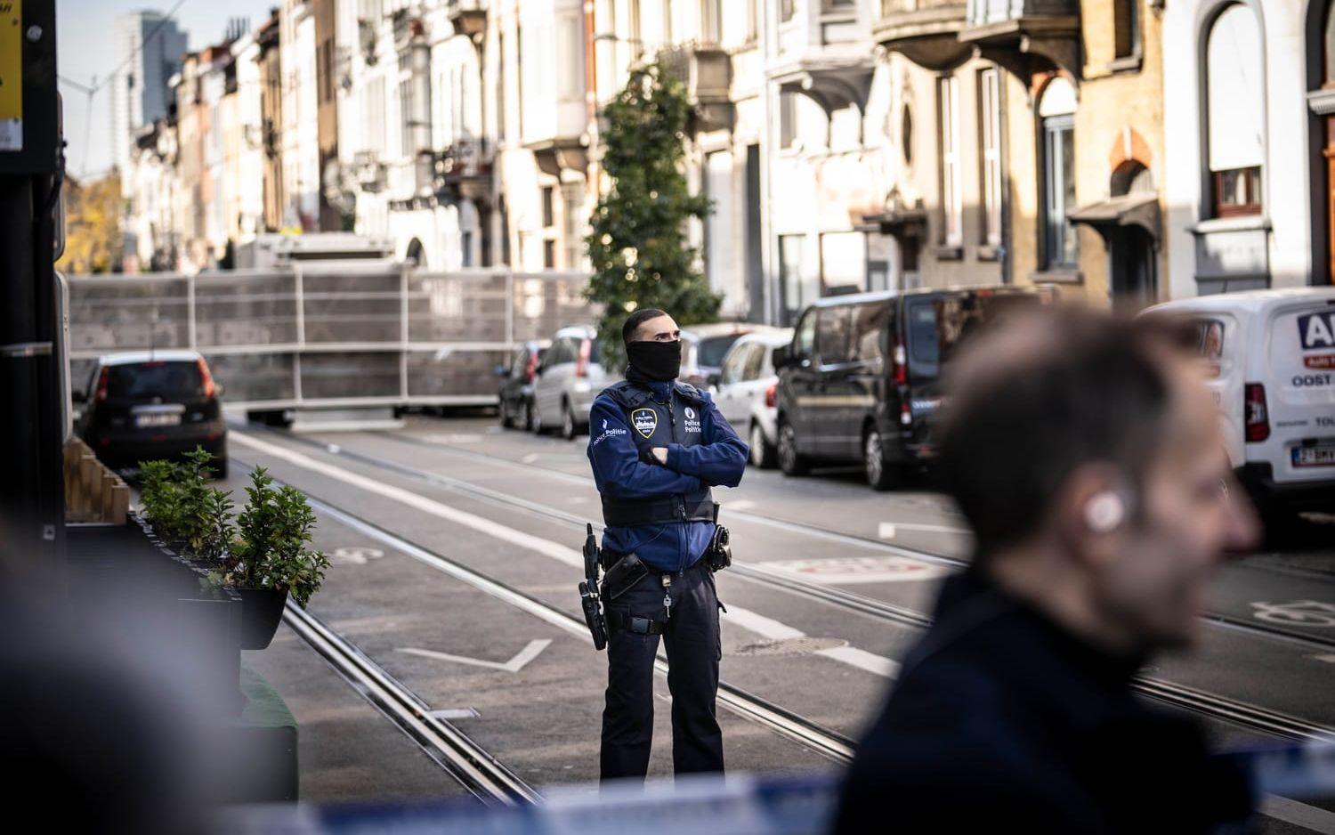 Han sköts av polis på platsen.