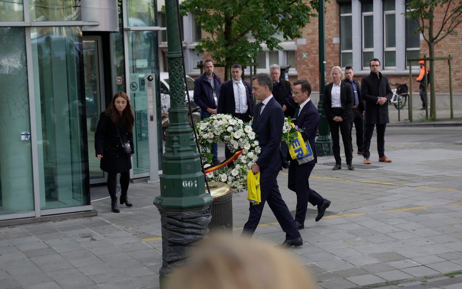 Ulf Kristersson vid platsen där skottlossningen inträffade för att lämna blommor.