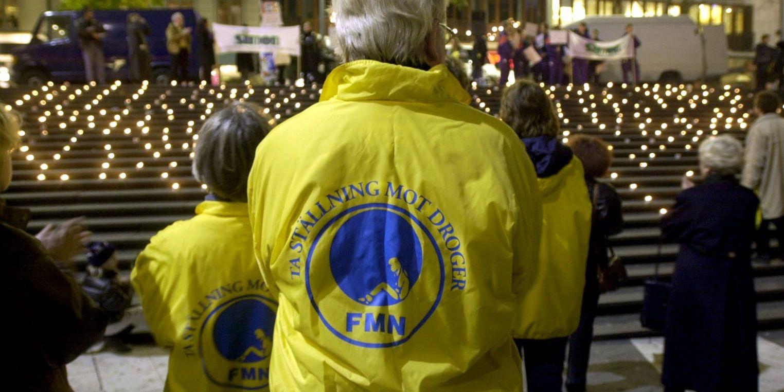 Föräldraföreningen mot narkotika, förespråkare av en restriktiv narkotikapolitik, under en ljusmanifestation mot droger på Sergels torg i Stockholm år 2000.