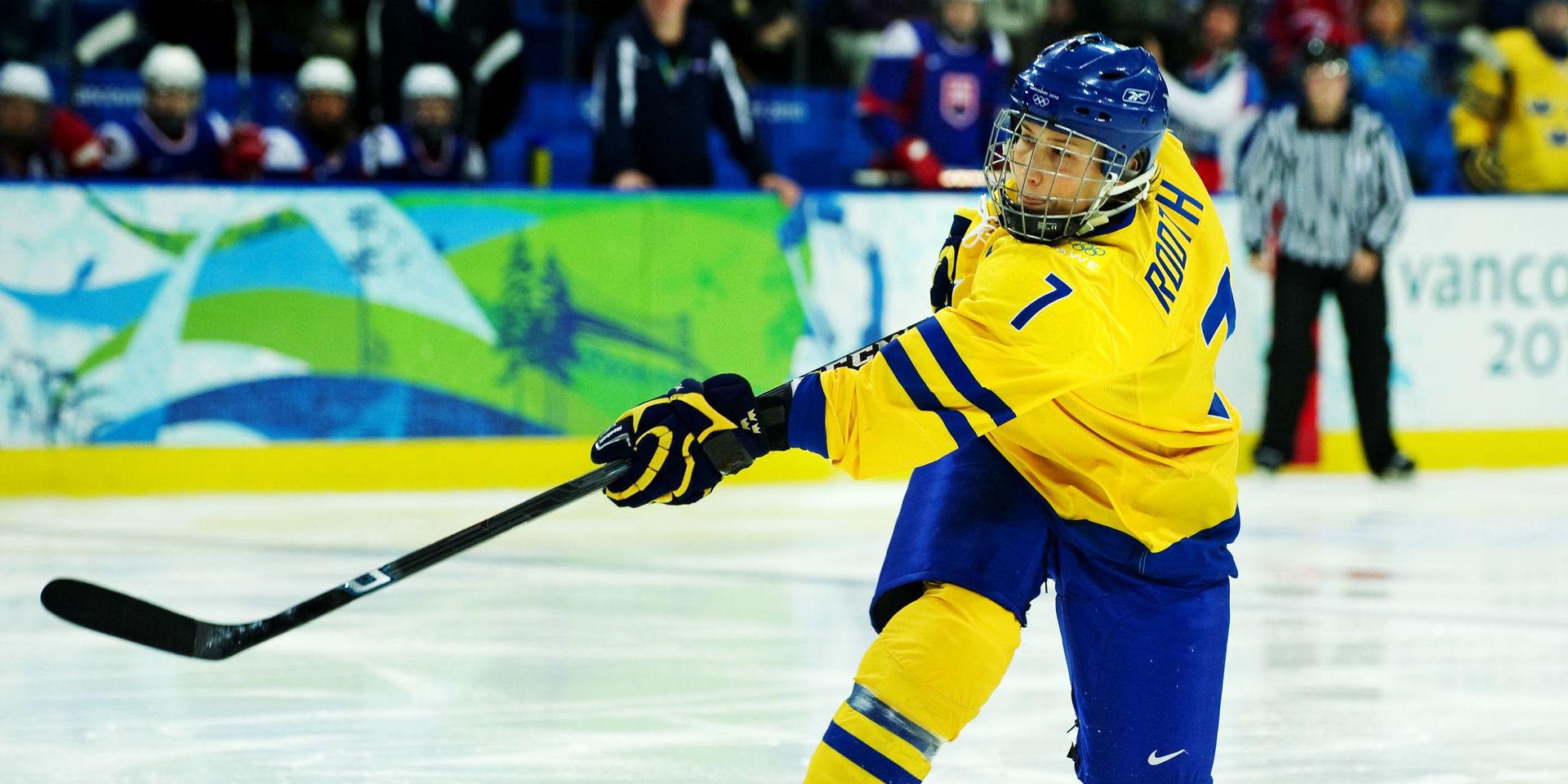 Maria Rooth avlossar stora kanonen under  OS i Vancouver 2010. I den turneringen förlorade Sverige matchen om tredje pris mot Finland. Men i de olympiska turneringarna dessförinnan blev det brons 2002 och silver 2006.