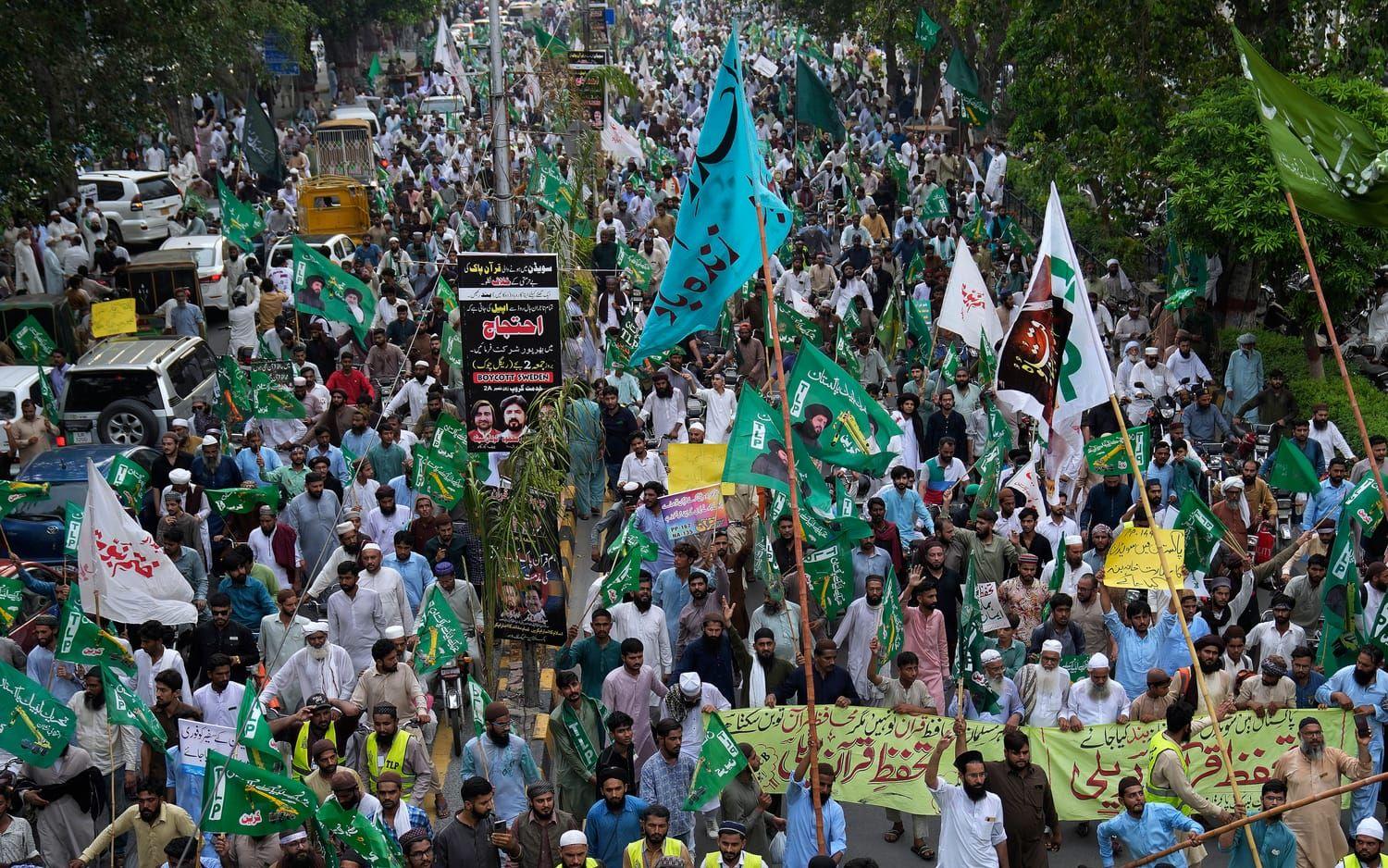 Muslimer samlades över hela Pakistan under fredagens protester. 