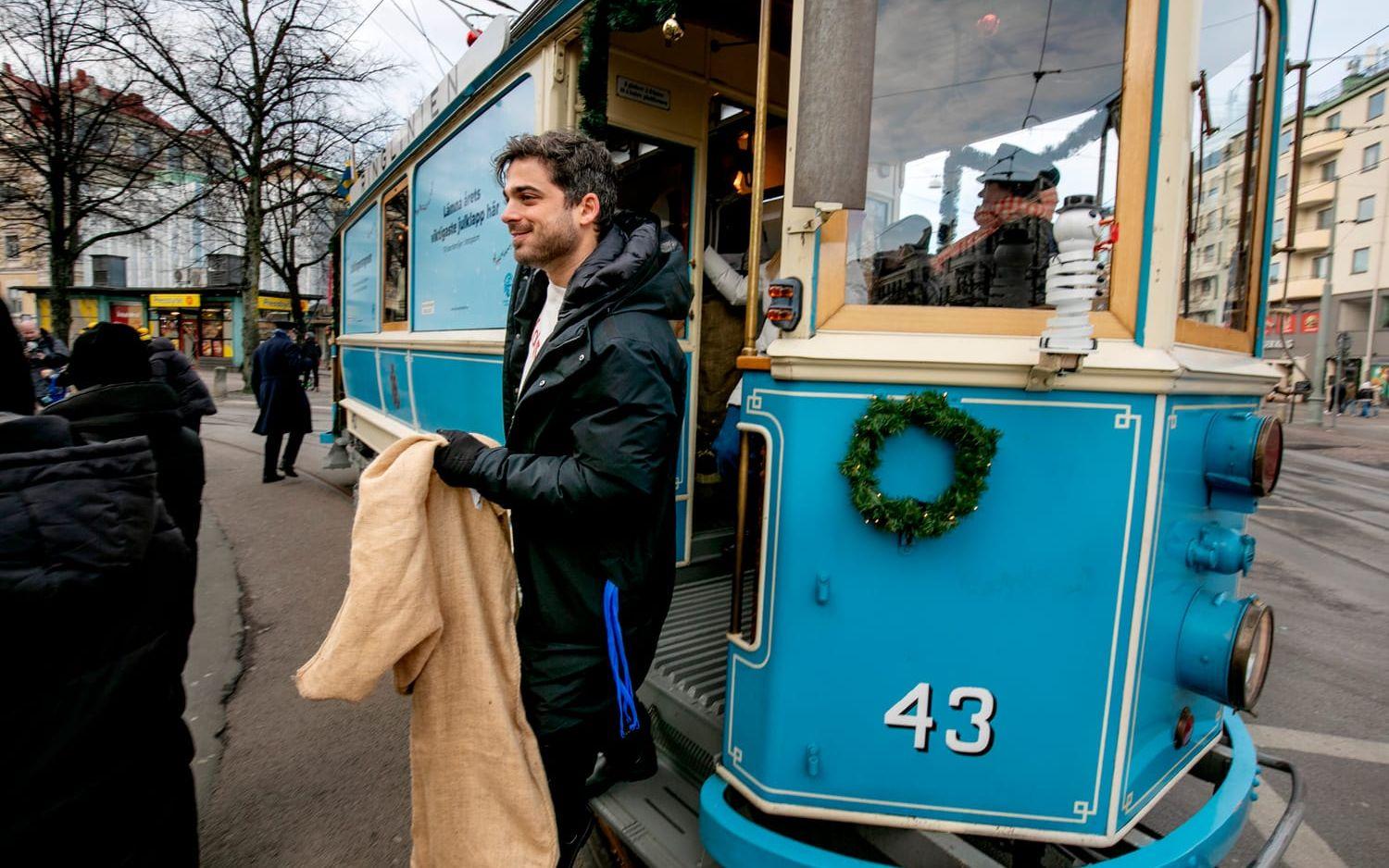 ”Det är kul att möta så många som vill hjälpa till” sa Dante Zia, ambassadör på julklappsvagnen. 