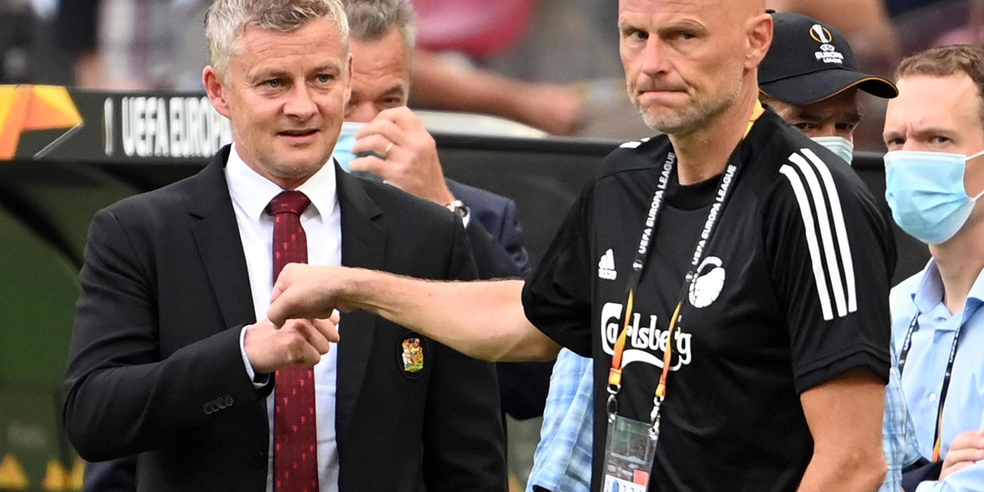 Ståle Solbakkken och Manchester Uniteds tränare Ole Gunnar Solskjaer hälsar på varandra i Europa League-kvartsfinalen tidigare i augusti.