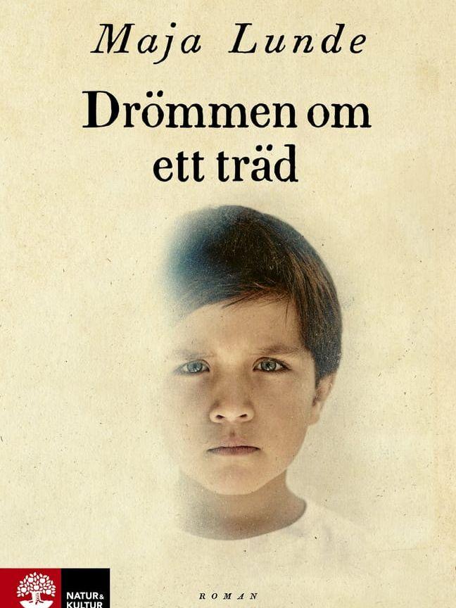 ”Drömmen om ett träd” (Natur & Kultur, 2023) är Maja Lundes sista roman i hennes klimatkvartett. Den fjärde boken börjar med att något som liknar ett levande träd flyter iland på Svalbard, år 2097. 