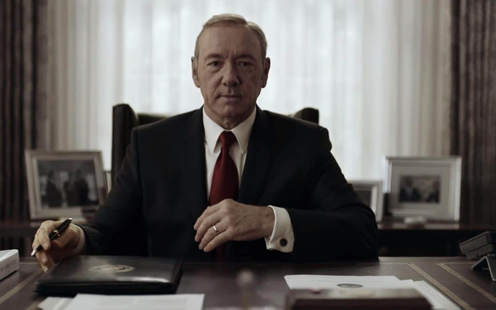 <strong>Frank Underwood, House of cards.</strong> Kevin Spacey har blivit kritikerrosad för sin roll som den genomonda Francis "Frank" Underwood som går över lik för att ta sig till makten. Hans metoder är avskyvärda. Han saknar empati och sätter sig själv framför alla, till och med sin egen fru. Ändå kan vi inte sluta titta. Och förtjusas och förfäras. Foto: Stella Pictures