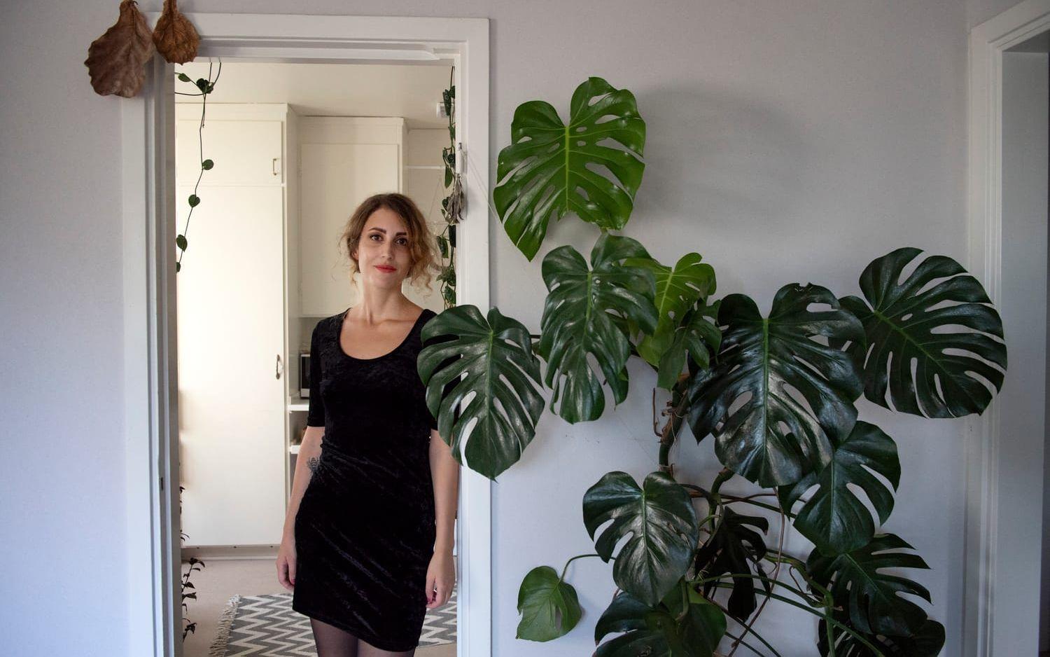 Agnes Stuber med sin välmående monstera.