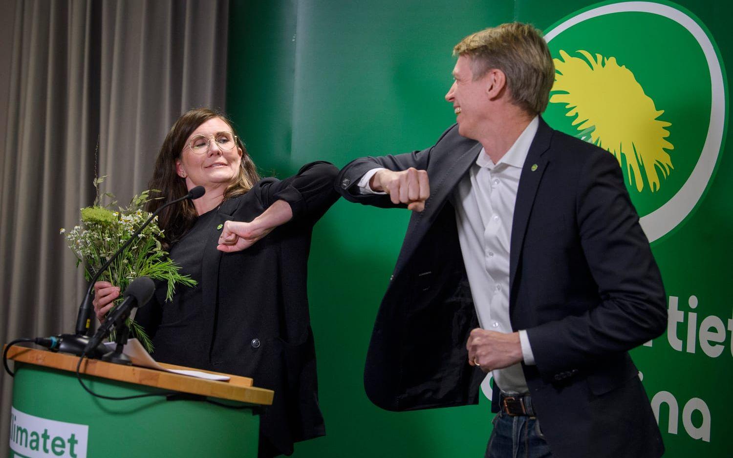 2021 valdes Märta Stenevi till nytt språkrör och gratuleras med blommor av Per Bolund under Miljöpartiets extrakongress.