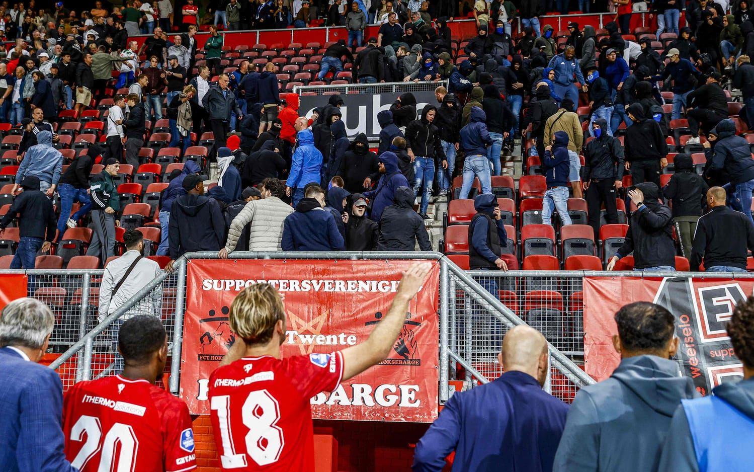 Åskådare lämnar arenan efter oroligheterna.