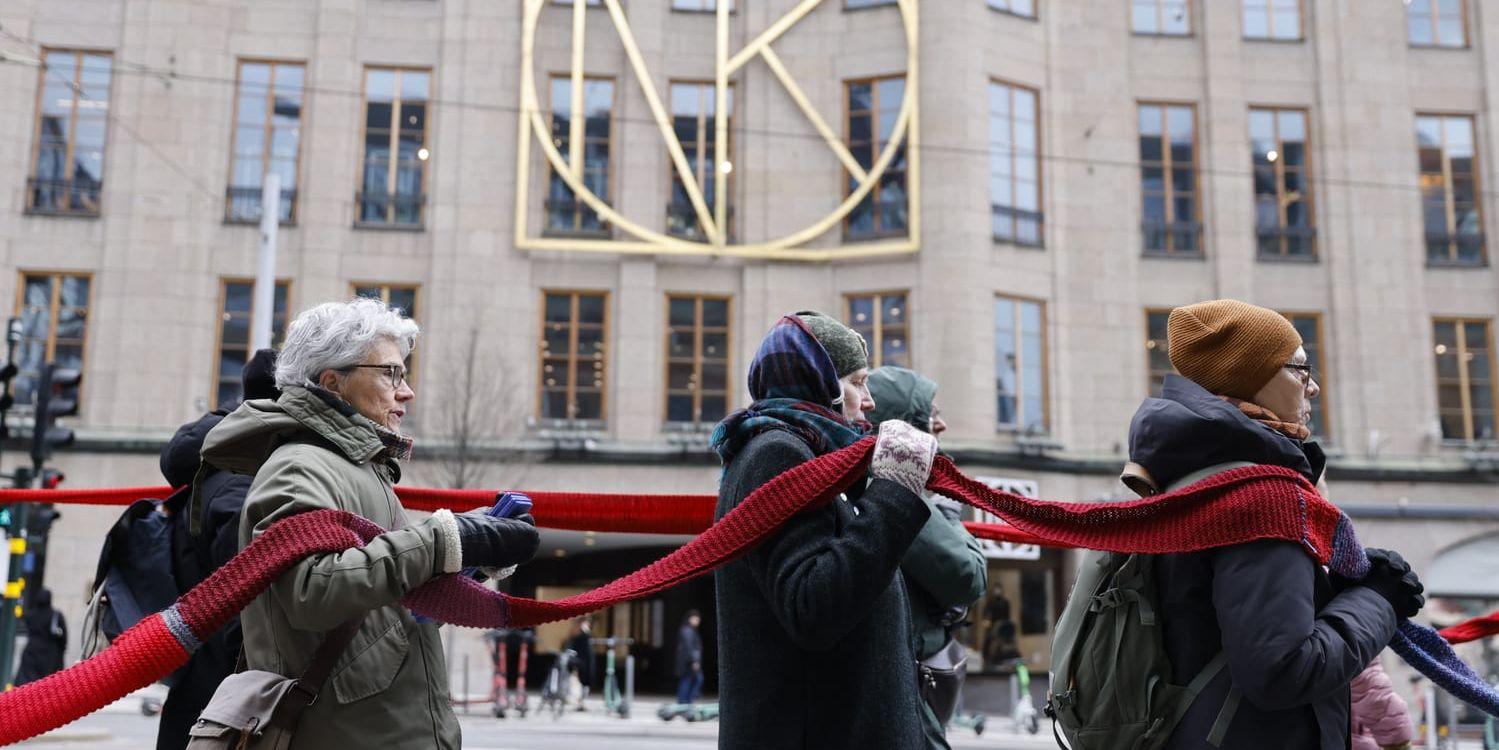 Rebellmammorna manifesterade i Stockholm på Overshoot Day med 4,2 kilometer röda halsdukar.