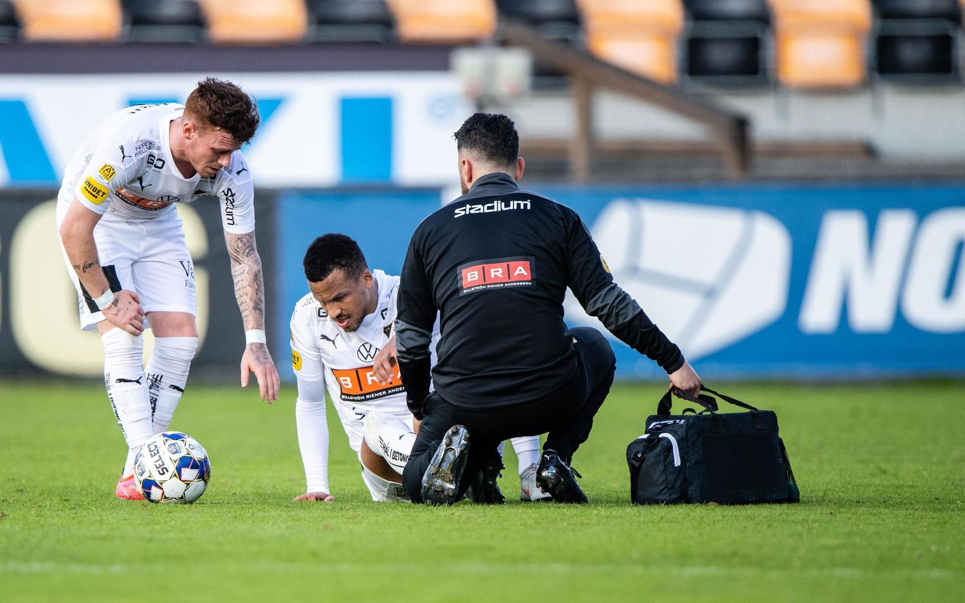 Martin Olsson lämnade matchen mot Mjällby skadad och kunde inte spela matchen mot Varberg. 