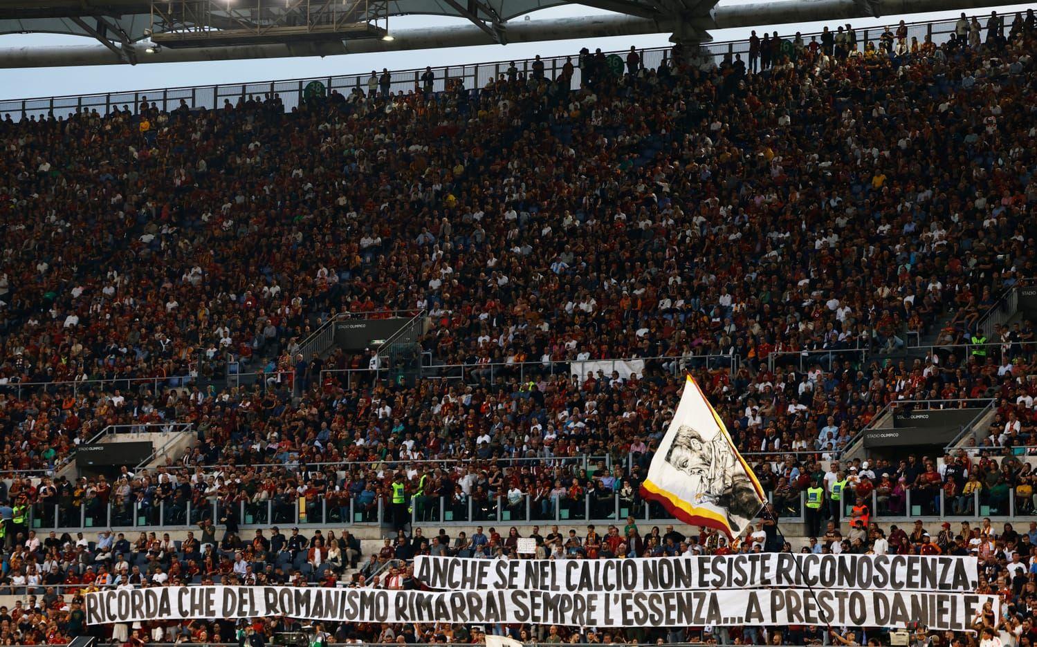 Vid matchen mot Udinese förra helgen protesterade supportrarna mot klubbledningen och gav sitt stöd till De Rossi.