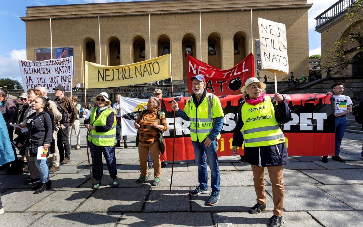 Enligt Fredrik Dahlgren, ansvarig för dialogpolisen i region Väst, var runt 900 personer med i tåget.