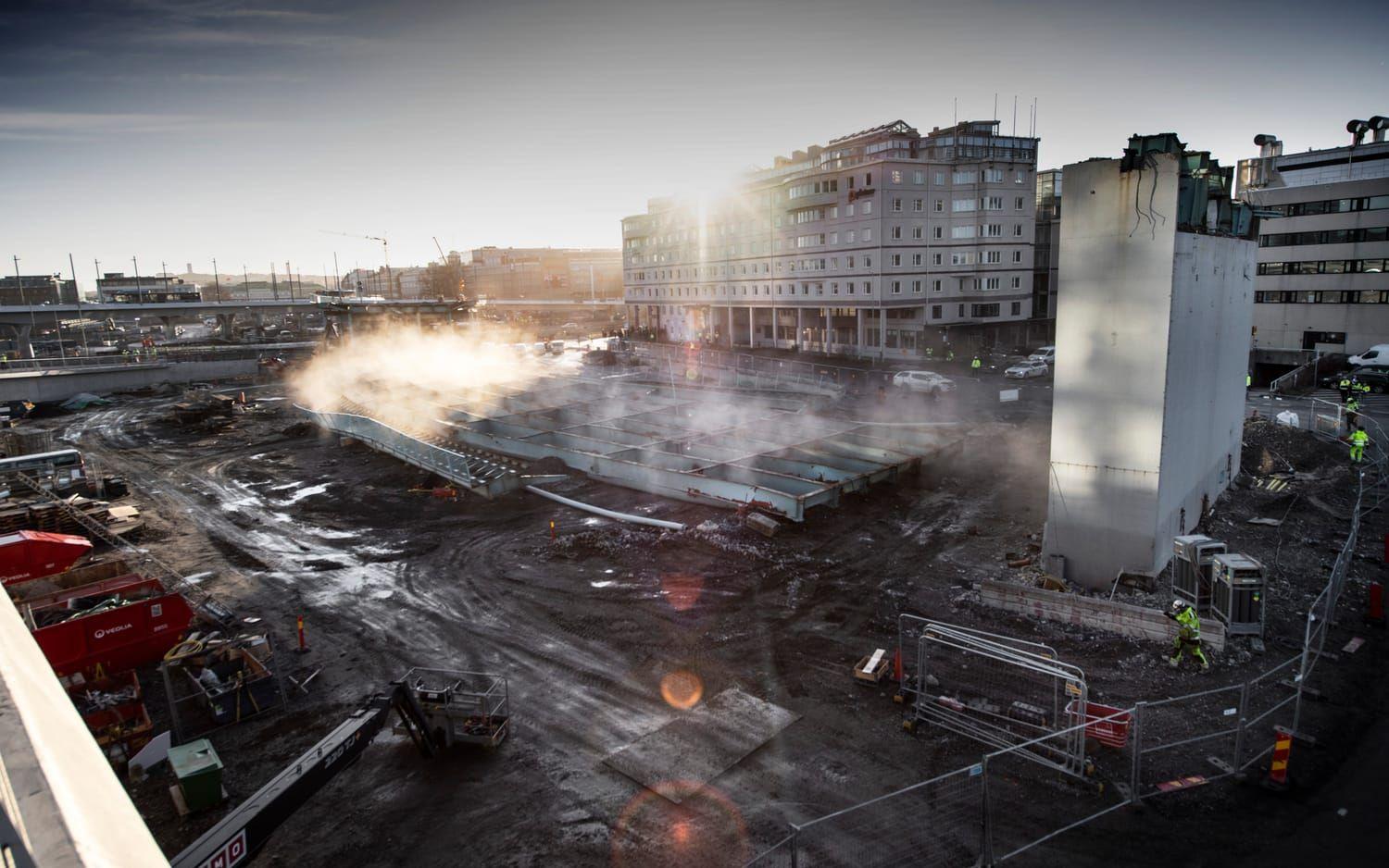 När bron föll till marken kastade den upp ett moln av damm.