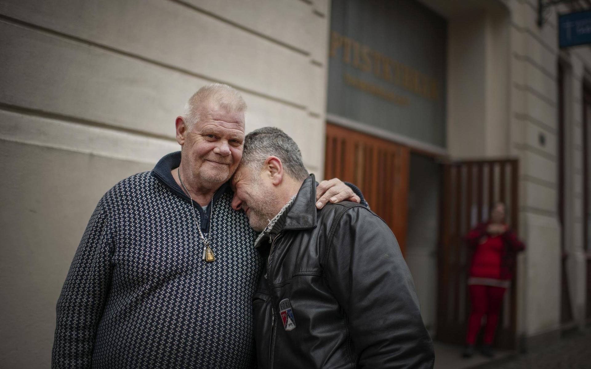 Olle Andersson och Winco Solomone utanför Trappaner. Nu måste de ha själva caféet stängt.