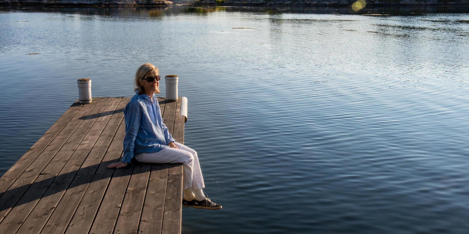 Monika Tunbäck-Hanson på familjens sommarställe i Bohuslän: Dillehuvudet lite söder om Strömstad. ”En anledning till att jag ville bli journalist var att jag tyckte om att skriva. Men jag hade också en stor längtan efter att få verka i en tid och ett samhälle som höll på att förändras, och att få lära mig något om människors villkor.”