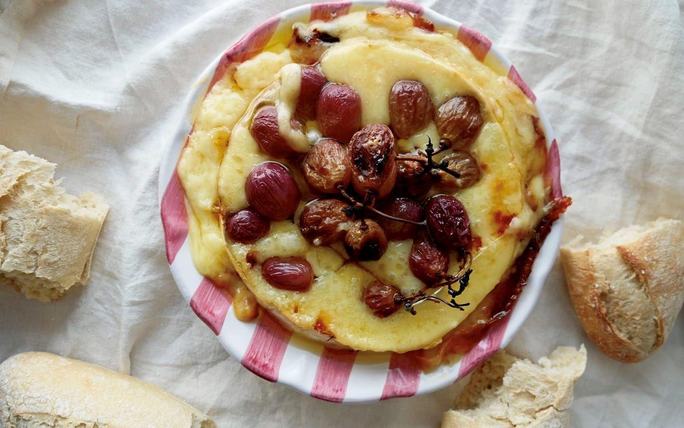 Ugnsbakad brie med bakade vindruvor och pistage känns lyxig, men är faktiskt hyfsat enkel.