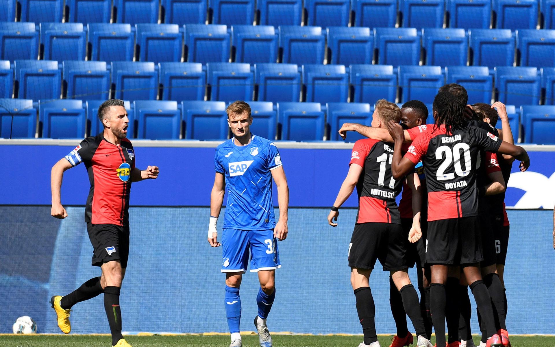 Trots strikta uppmaningar om att hålla avstånd till sina medspelare och undvika närgånget målfirande trotsade flera spelare i Hertha Berlin rekommendationerna.