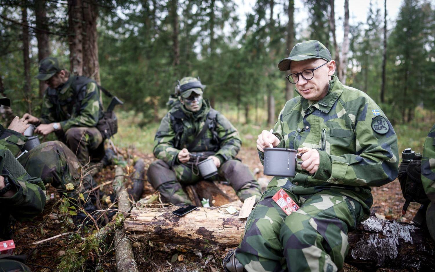 Så kallad ISO-mat förvaras i isoleringskärl och skopas upp i de värnpliktigas matkärl.