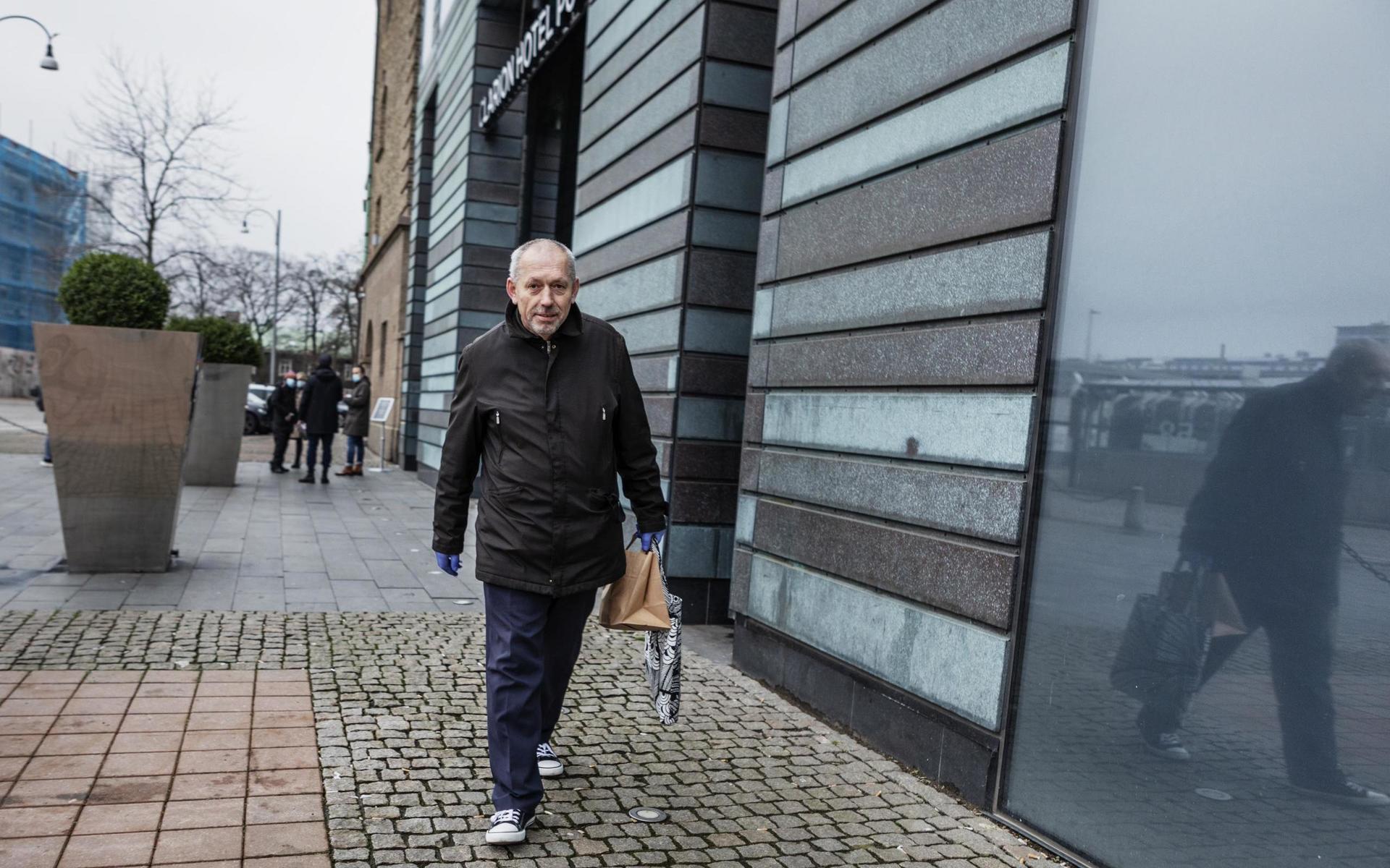 Raman Gashi har hämtat sin julmat. Han säljer Faktum vid centralstationen i Göteborg.