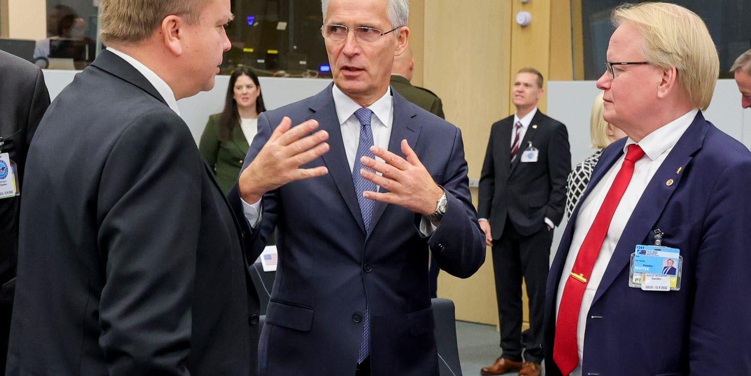 Natochefen Jens Stoltenberg i samspråk med Finlands försvarsminister Antti Kaikkonen och Sveriges avgående försvarsminister Peter Hultqvist. Arkivbild.