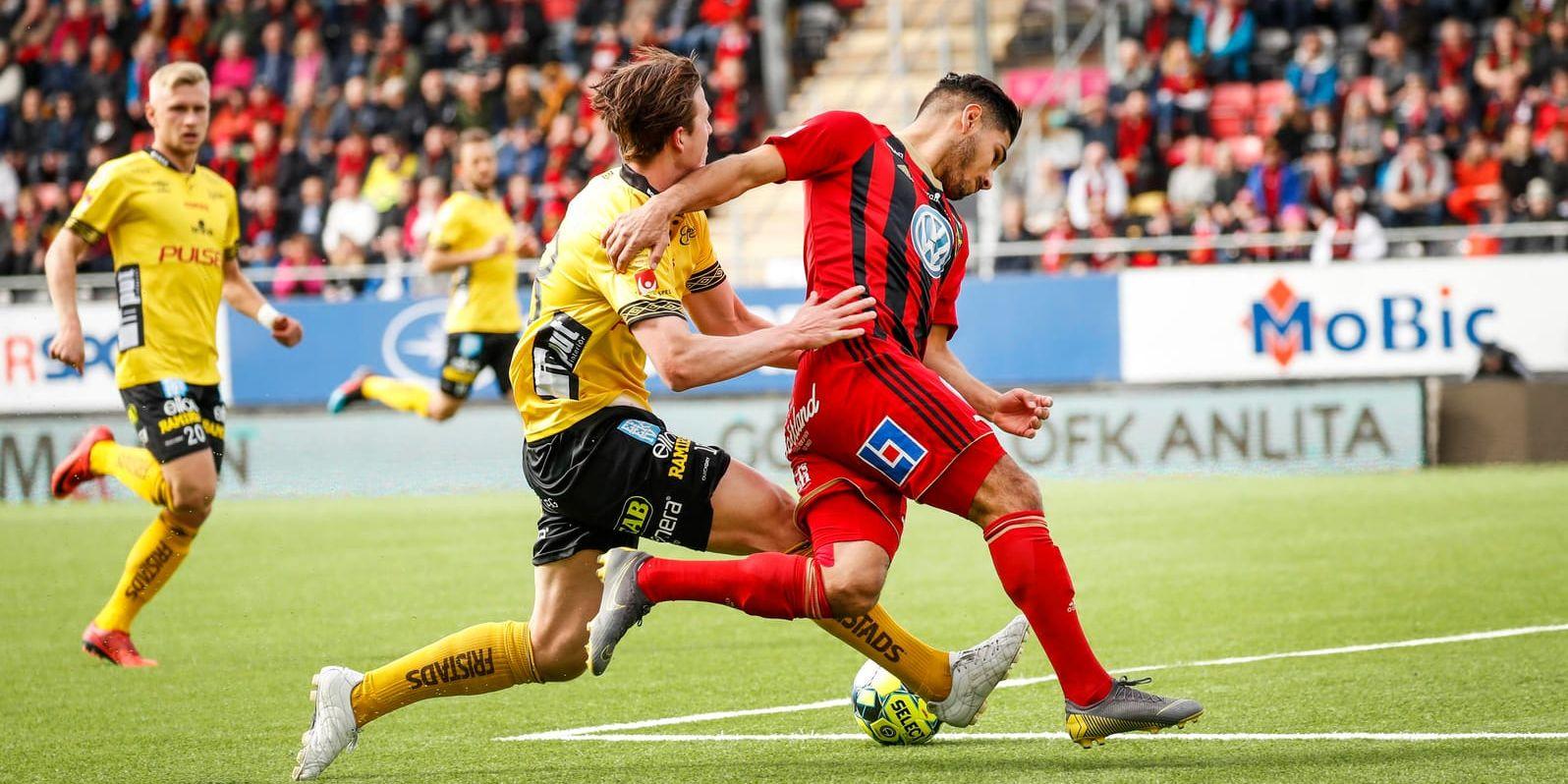 Elfsborgs Simon Olsson jagar Östersunds Hosam Aiesh i kamp om bollen.