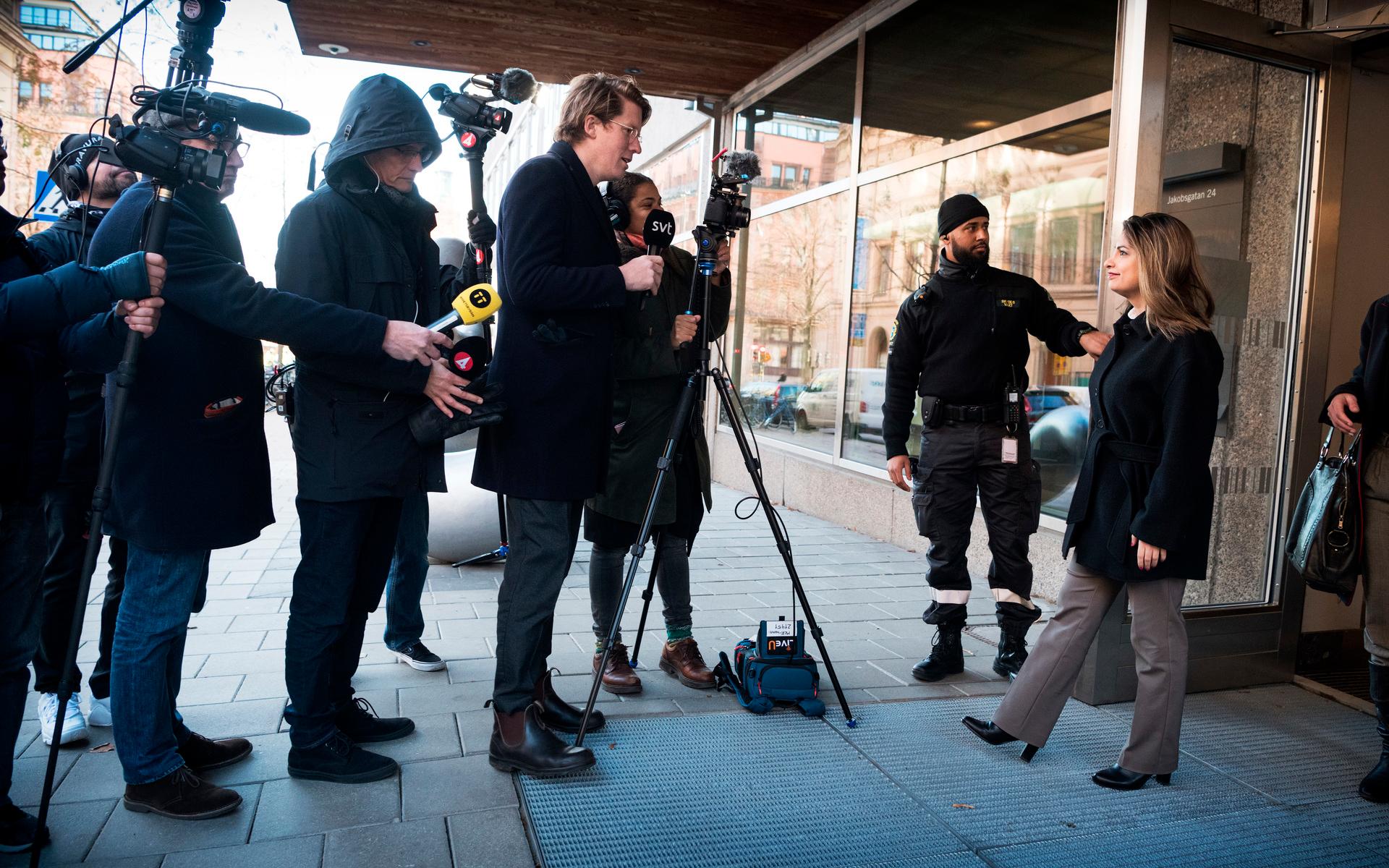 Nooshi Dadgostar (V).  utanför Finansdepartementet efter mötet med Magdalena Andersson (S). 