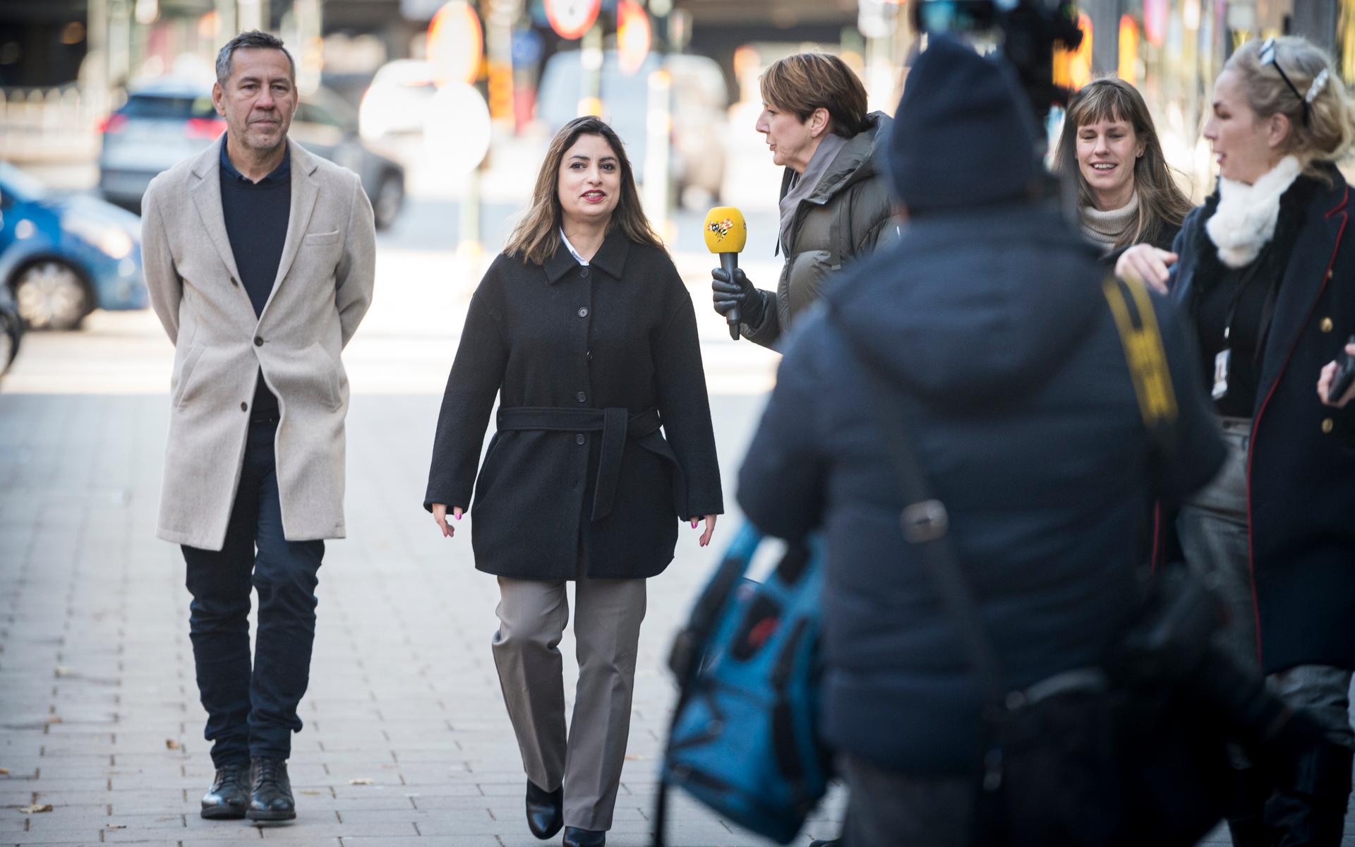 Nooshi Dadgostar på väg till förhandlingen med Magdalena Andersson (S) på Finansdepartementet. Vid sidan syns Vänsterpartiets chefsekonom Sandro Scocco. 