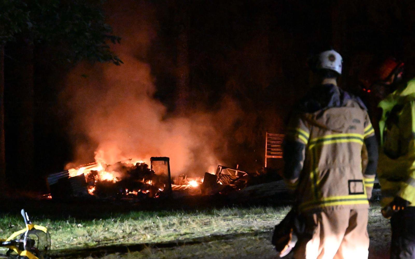 En kraftig brand härjade i natt i två byggnader i Härryda.