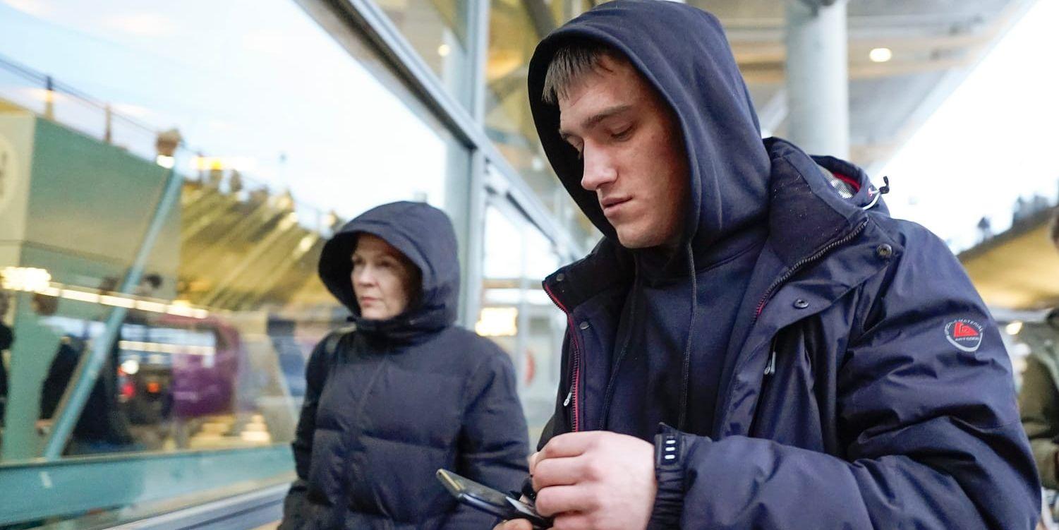 Andrej Medvedev på Gardermoens flygplats med författaren Åsne Seierstad (till vänster). Arkivbild.